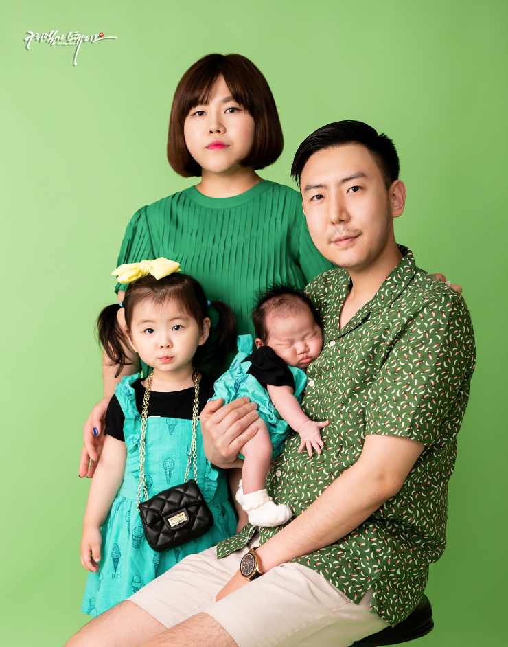  녹색 배경 4인 가정 구리시 가족사진 촬영 사진관
