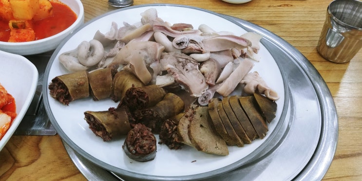  천안 순대 맛집... 사실은 돼지 내장수육 맛집 : 남산중앙시장 운수대통국밥