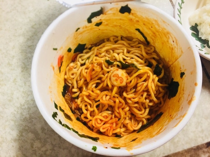 볶음 너구리 컵라면 맵지 않고 맛있네요.