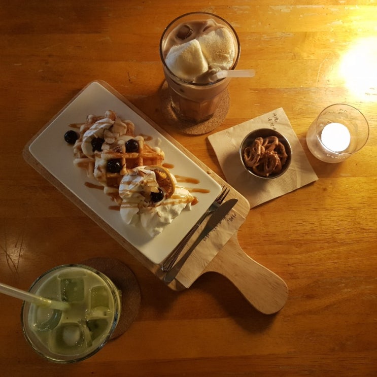  [금촌 카페] 마당과 인테리어가 예쁜 파주 카페, 내 옆에 있는 사람