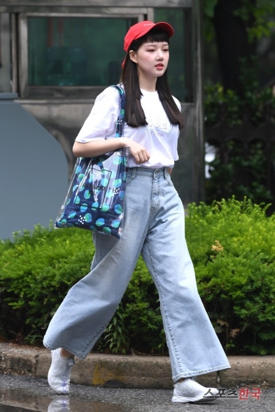 *여자 화이트 티셔츠* 여자친구 예린 <b>뮤직뱅크 출근길</b> 옷, 패션... 