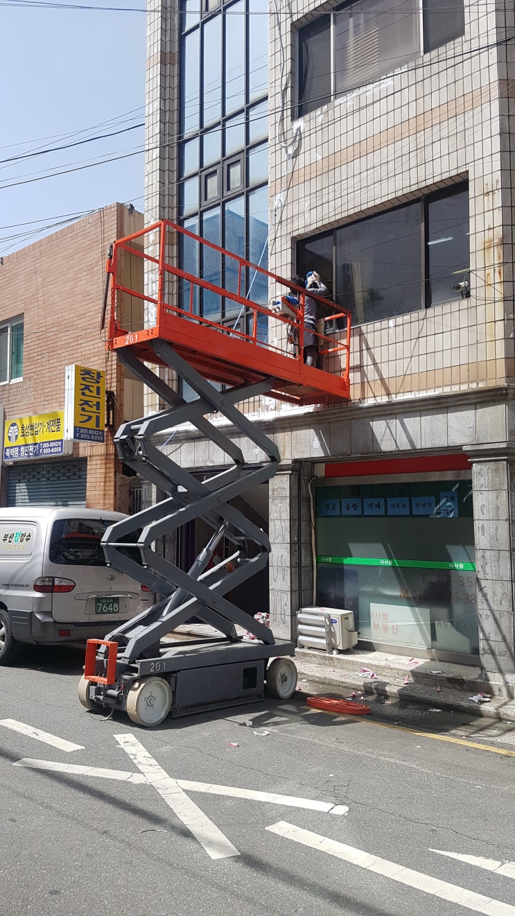 [고고리프트] 창원시 진해구 노후벽면 교체작업 고소작업대임대