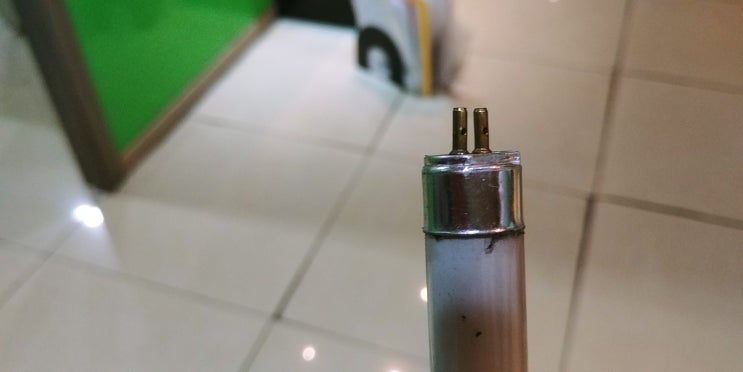  대기실 간접조명. 안에 숨겨져 있는거