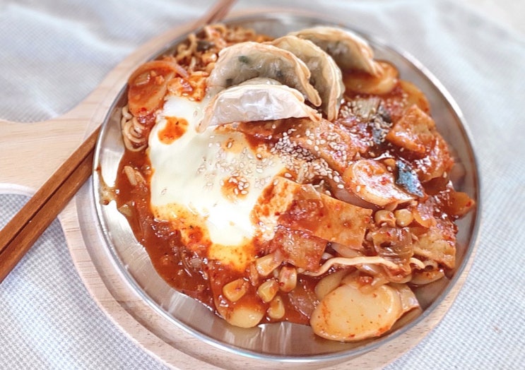  치즈 라볶이 ) 치즈 주르륵 만두와 함께 환상 케미!!