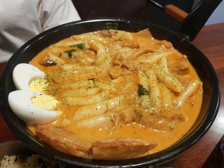  홍대) 떡볶이/갈비찜/찜닭에 와인한잔? 《Real Red》