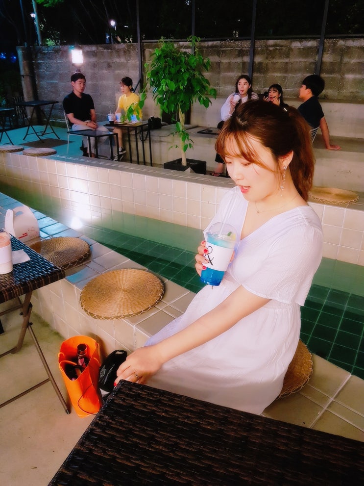  성수역 카페 수영장이 있는 앤아더로 카페투어 했어요 ㅎㅎ