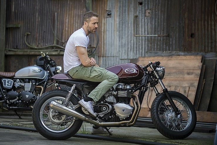  라이언 레이놀즈(Ryan Reynolds)의 트라이엄프 스럭스톤 카페레이서
