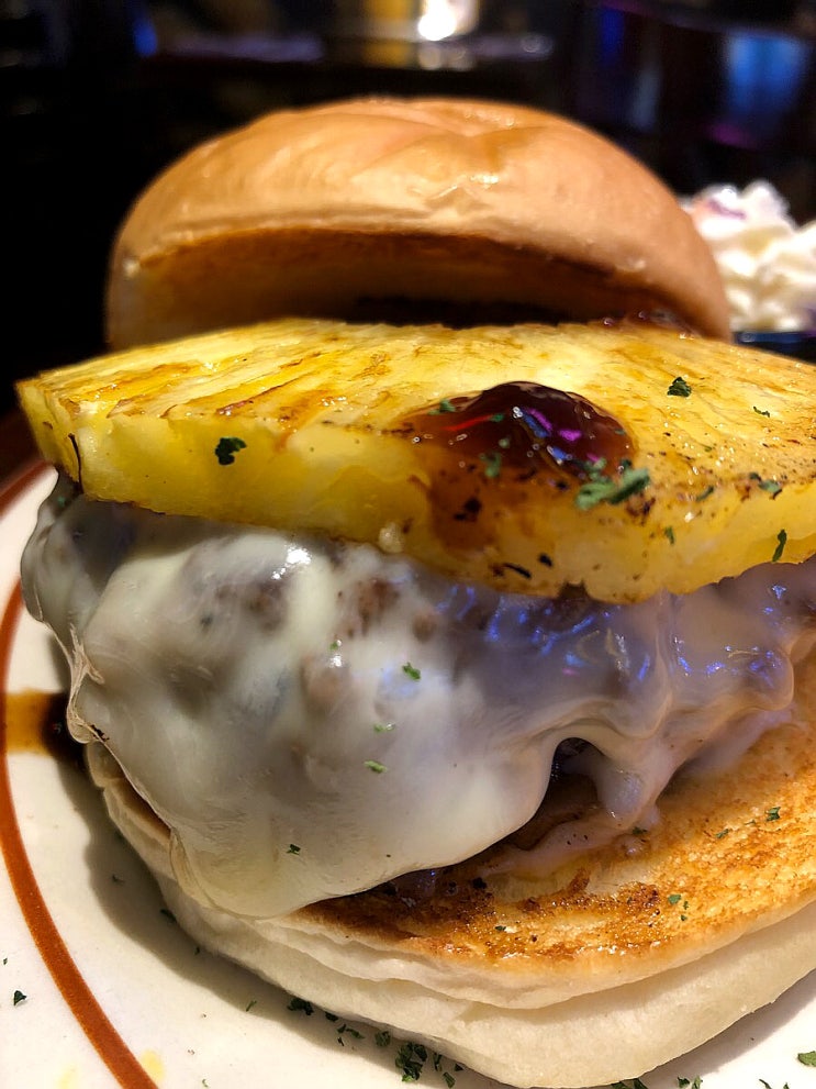  쉑쉑버거도 좋지만, 1세대 이태원 수제버거의 지존 Mouthwatering burgers you need to try : 스모키 살룬 Smokey Saloon