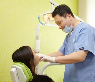 잇몸성형 시술은 잇몸성형 경험이 풍부한 치과에서 상담 후 치료를...