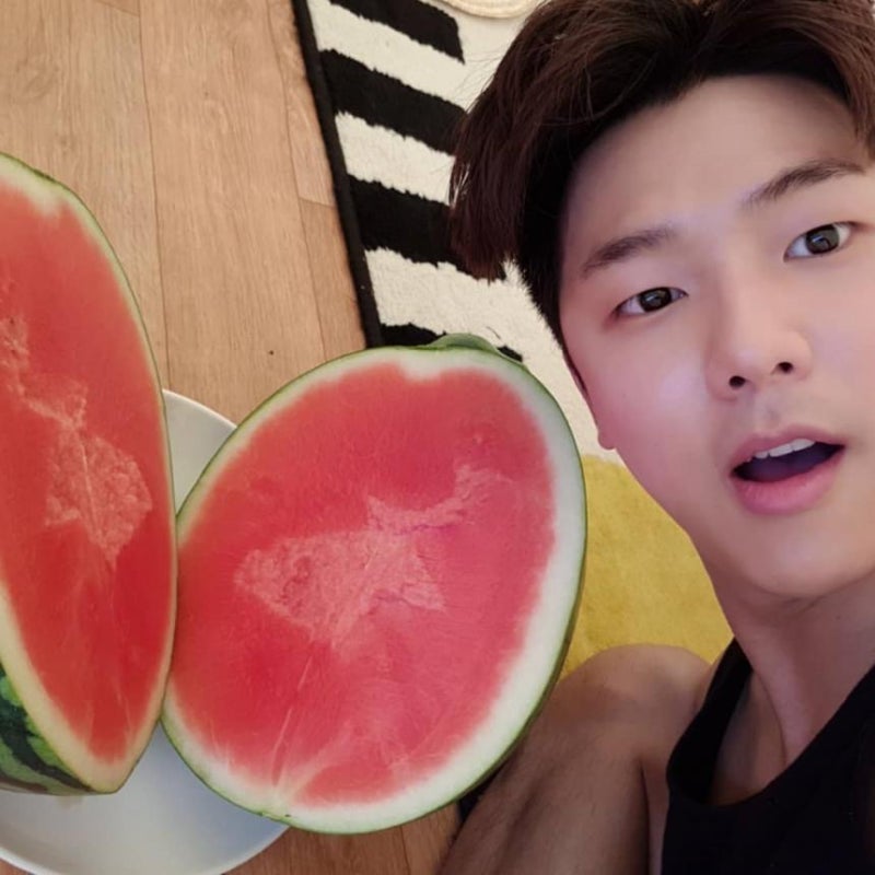씨엔블루(CNBLUE) 강민혁, 시원한 여름나기 일상 전해... ‘수박의 계절이 왔어요’