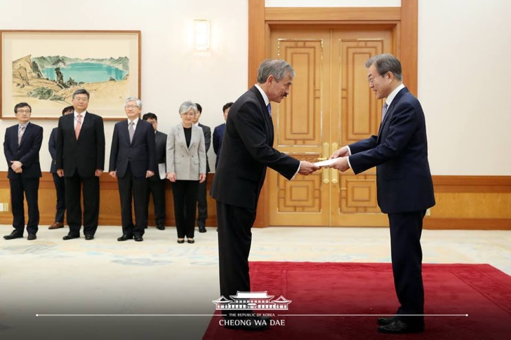 문재인 <b>대통령</b>, 주한 미국 대사 등 5개국 대사 <b>신임장 제정</b>