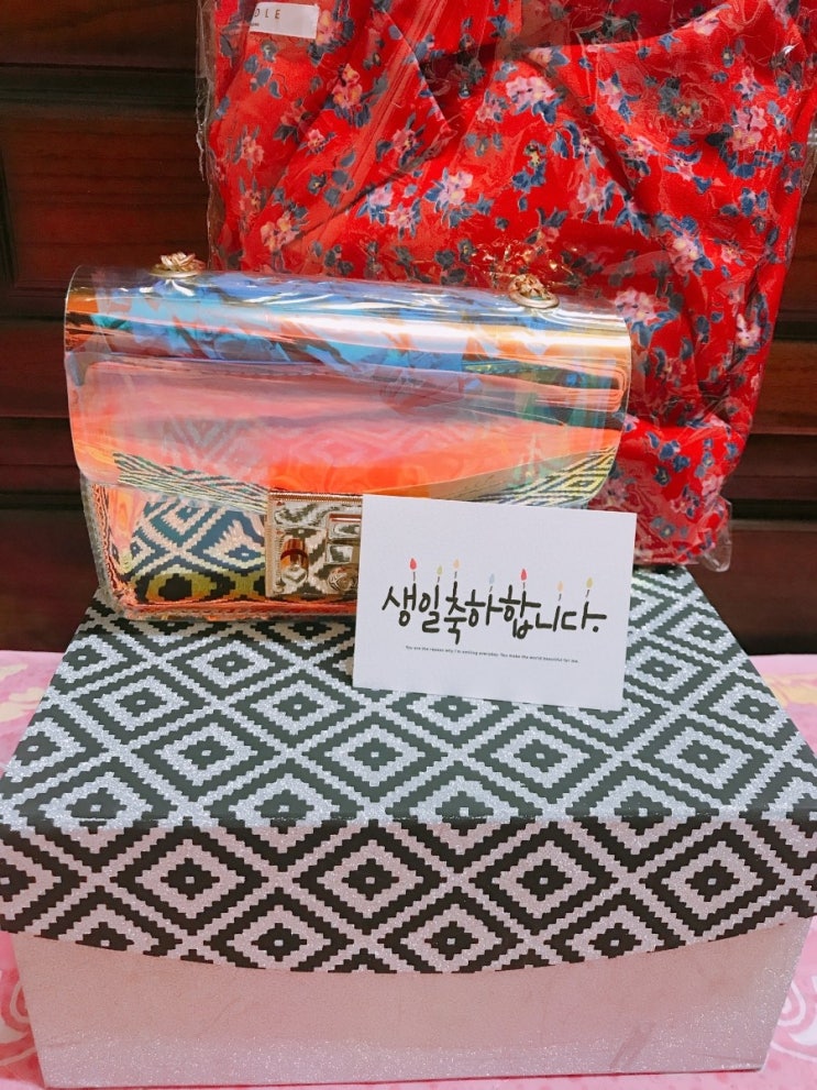  언제 받아도 기분 좋은 생일선물♥ pvc백과 예쁜 원피스 
