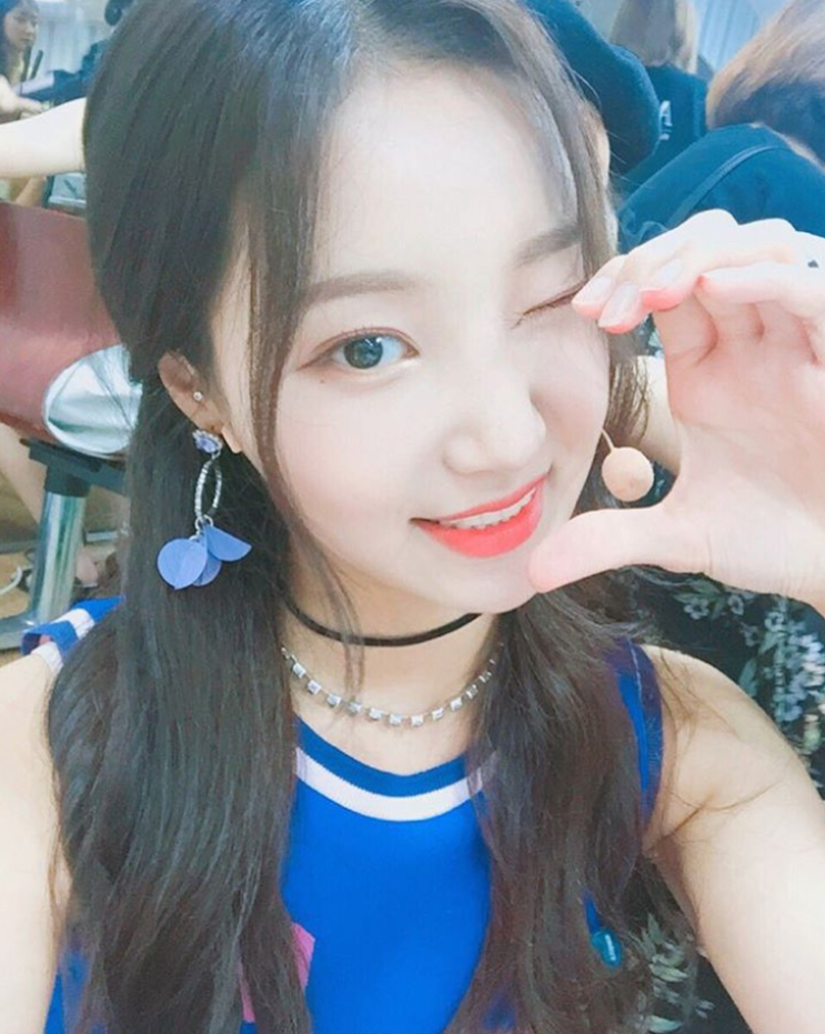  모모랜드 연우 셀카 2장