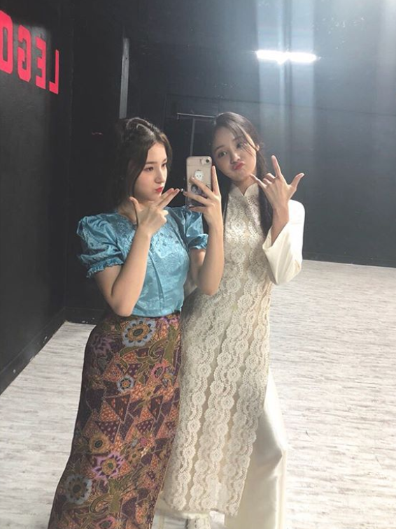  모모랜드 연우 낸시 사진 2장