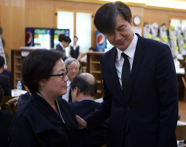 박종철 열사 부친 <b>빈소</b> 조문행렬...조국  "억수로 고맙습니데이"