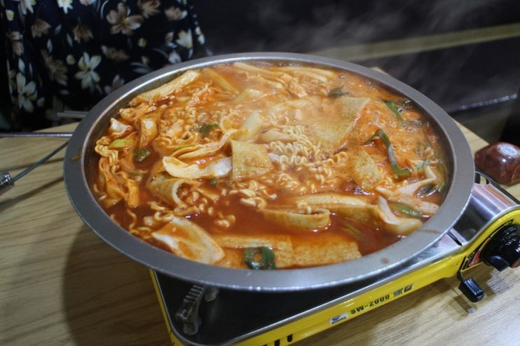  대학로 즉석떡볶이 "봉쥬떡볶이 - 순살치킨과 쿨피스까지 나오는 치떡세트"
