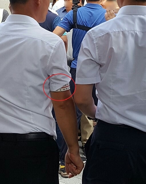 '모나미 패션'이라고 불리는 복장의 그들의 정체는?