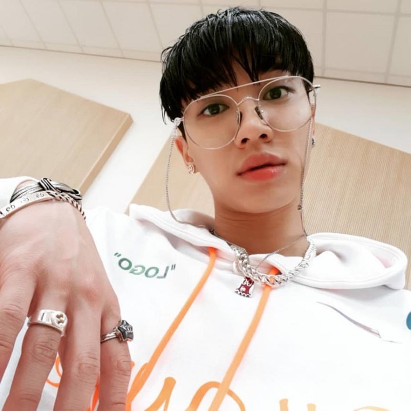 하이라이트(Highlight) 이기광, 근황 살펴보니... ‘안경도 찰떡 소화’