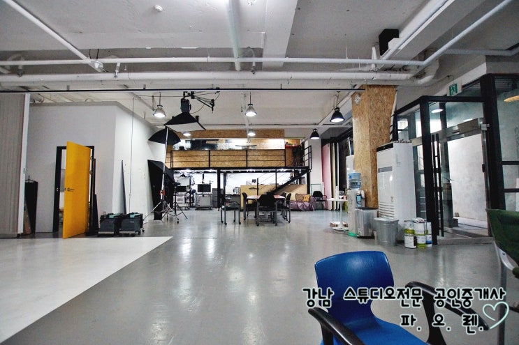  7호선 역세권 복층 썬큰 스튜디오임대 - 월 400만원, 빠른입주 가능, 주차 2대 +@, 자연채광, 수도시설 및 메이크업실, 예쁜 노출외관, 지하철역 도보 5분거리