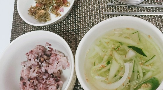  신선한 재료로 만든 - 시원한 오이냉국