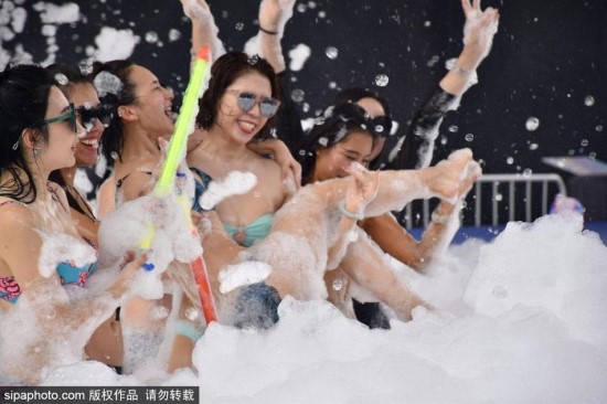 베이징 비키니 모델들 시원한 여름나기 거품전쟁