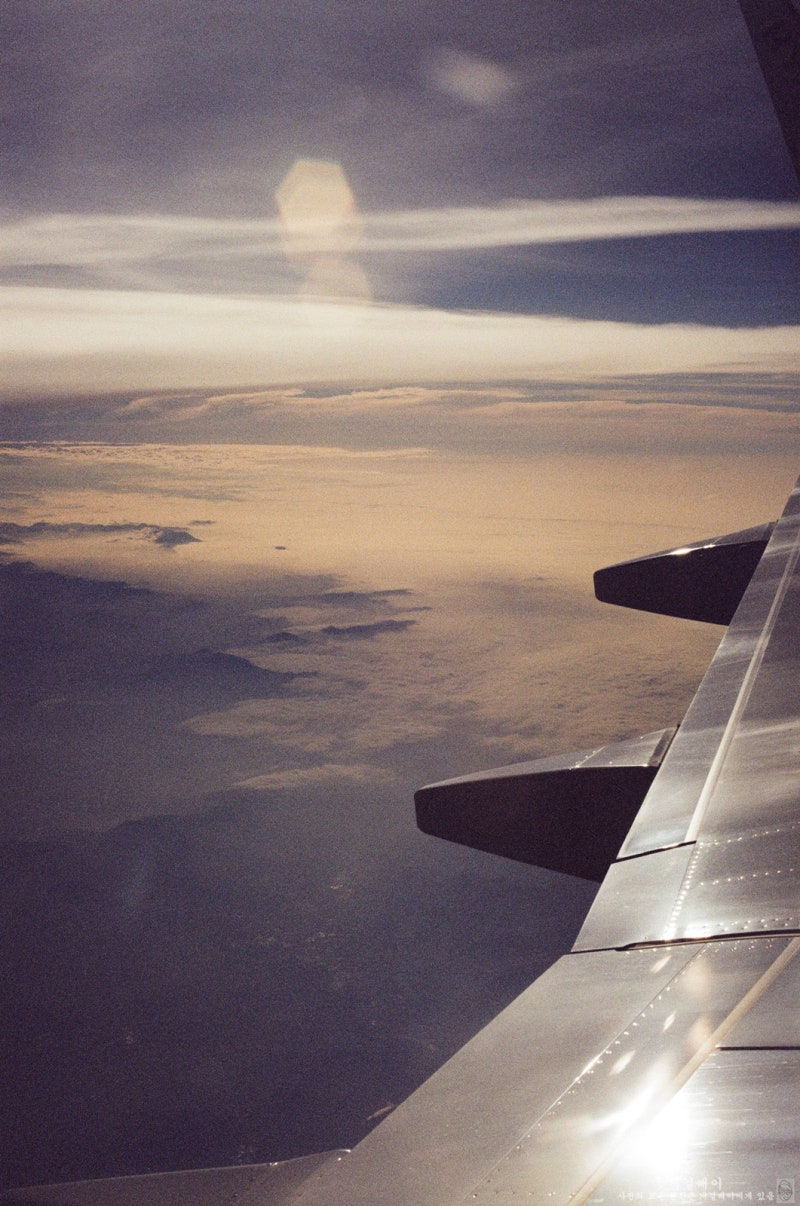 보이지 않는 곳에서 흘리는 땀과 노력, 그리고 완벽을 향한 끝없는 열정이 블랙이글스의 환상적인 특수비행을 만들어냅니다. ✨ \u200b오늘은  새로운 비상을 준비하는 조종사, 4번기 포지션의 정희문 대위를 소개합니다! 👨\u200d✈️ \u200b정 대위는 오늘도 완벽한 브리핑과, image size:800x1206