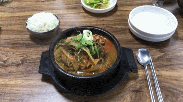  부산진구 서면에 위치한 옛날보리밥에서 불백정식과 뼈해장국을 털어봤습니다.