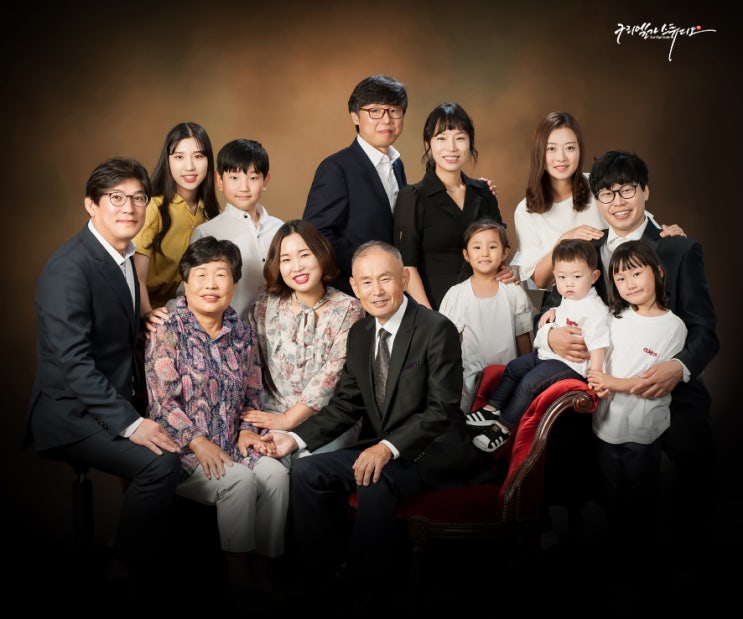  포천가족사진 13명 멋있게 나왔어요.