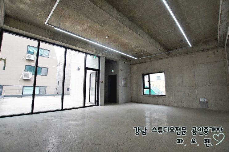  신사역/가로수길 1~2분거리 지상 층고 3.3미터  - 30평대 단독테라스, 내부화장실, 초역세권, 노출천정, 빠른입주 가능