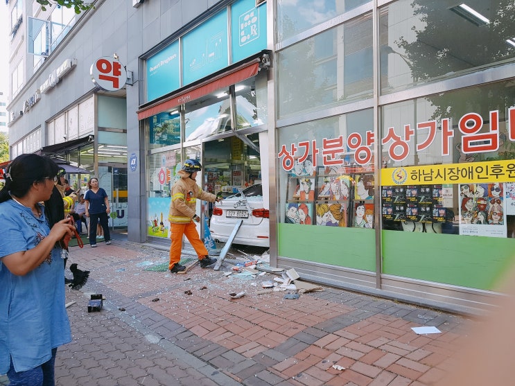  하남시 BMW 급발진 약국 돌진 '2명 부상'