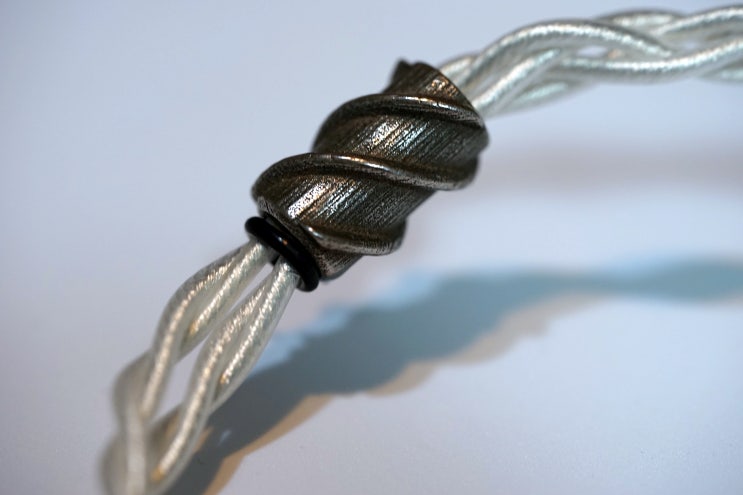  이백만원 케이블 DHC Symbiote Elite 19 Silver Cabel : 심비오트 엘리트 19 순은선 커스텀 케이블(18.8 AWG 초고순도 단결정  OCC 순은 리츠선)
