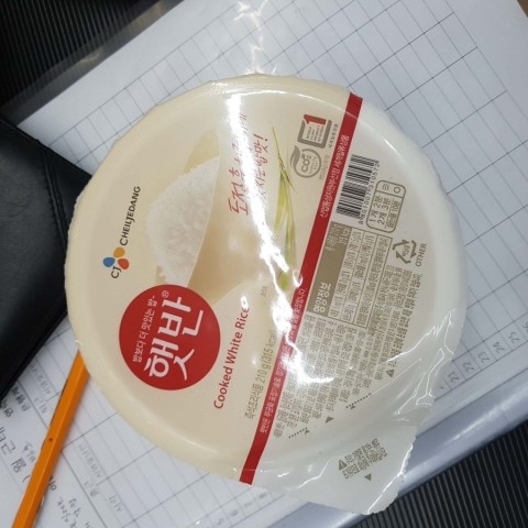  알바하면서 푸짐한 식사 하기 (햇반 + 매콤한 스위트 칠리치킨 + 참 고소한 김 + 한입 포자 만두)