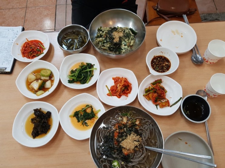 강원도 정선 여행 : 먹방 여행 : 정선 아리랑 시장 맛집 / 회동집 / 콧등치기 / 곤드레 밥 / 정선 5일장 / 백종원 3대 천왕 맛집 / 1박2일 맛집 / 강원도 국수로드 강원도 정선 여행 : 먹방 여행 : 정선 아리랑 시장 맛집 / 회동집 / 콧등치기 / 곤드레 밥 / 정선 5일장 / 백종원 3대 천왕 맛집 / 1박2일 맛집 / 강원도 국수로드