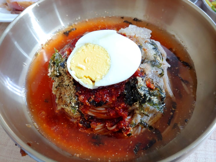  속초가볼만한곳 백도해변 백도해수욕장 맛집 백도막국수에서 막국수와 일일 50 그릇 한정 한우 육개장을 먹었습니다.