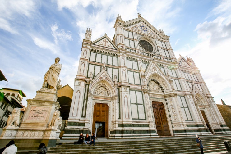 피렌체 여행, 미켈란젤로가 잠든 산타크로체 성당, 단테상