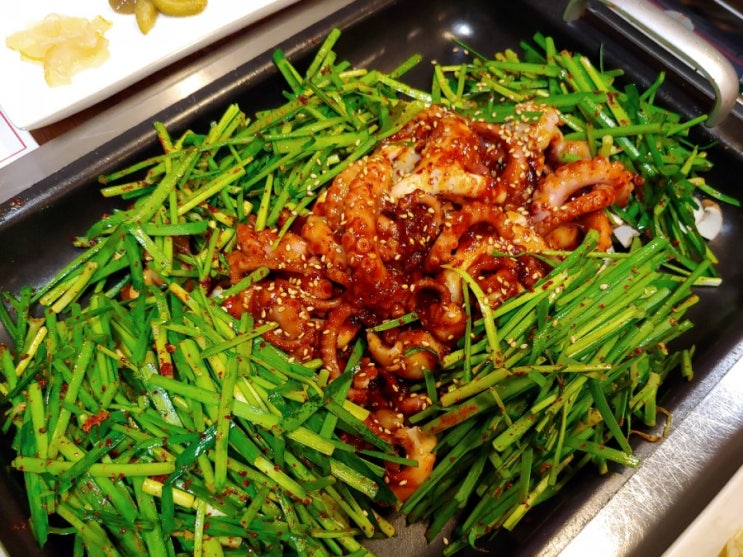  송파 방이동 맛집 굼터 고기와낙지에서 스테미너에 좋은 부추낙지찜을 먹었습니다.