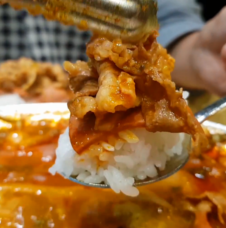 놀부부대찌개 우삼겹부대찌개 담백하군요!