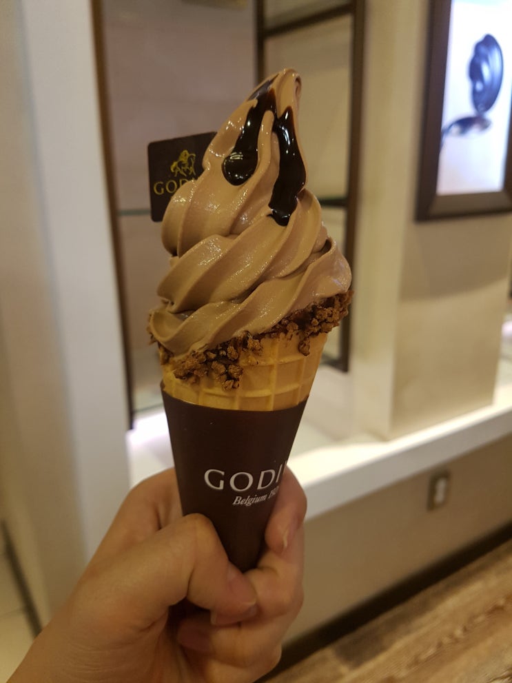  가로수길 고디바 아이스크림 매장 다녀왔어요.