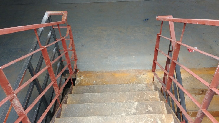 평철 과 환봉 의 타공과 조합 및 각파이프 또는 평철로만 풀어내는 계단 난간 뷰
