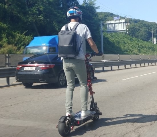 보험 없이 차도 달리는 전동킥보드, 안정장치 無… 피해구제 못받아 보험 없이 차도 달리는 전동킥보드, 안정장치 無… 피해구제 못받아