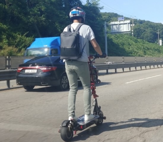 보험 없이 차도 달리는 전동킥보드, 안정장치 無… 피해구제 못받아