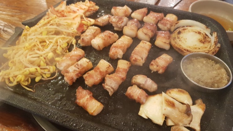  불타는 삼겹살 신천점 - 정말 맛있게 고기를 심지어 구워서 줍니다!