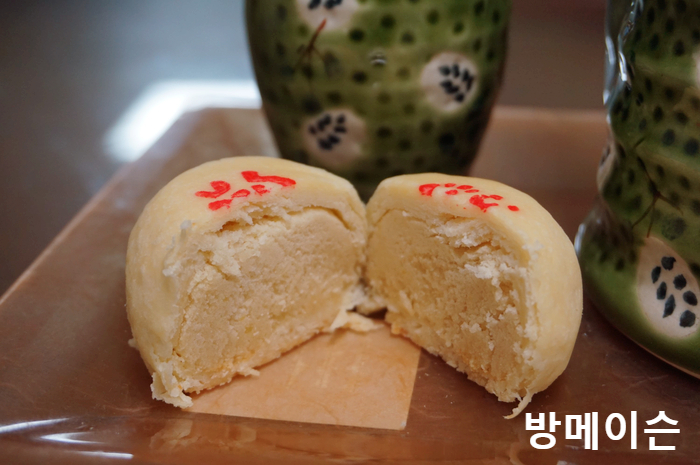  대만과자 또우샤빙(豆沙餅)과 함께한 티타임. 대만과자. 우롱차.