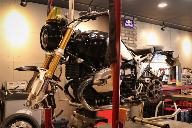  2014년식 BMW RnineT 작업중...