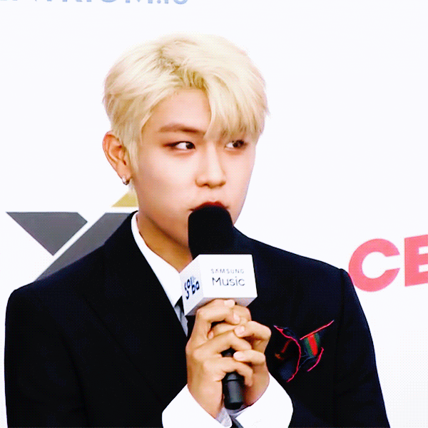 워너원 황민현 박우진 2018 소리바다 어워즈 블루카펫 움짤! 워너원 황민현 박우진 2018 소리바다 어워즈 블루카펫 움짤!