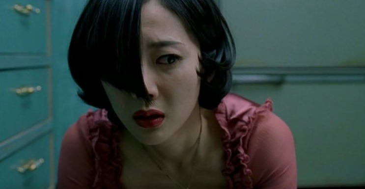  세련된 배경음악과 연출, 영상의 완벽한 조화, 엘렉트라 콤플렉스와 해리성 인격장애로 공포보다 슬픔이 더 강했던 영화 장화홍련