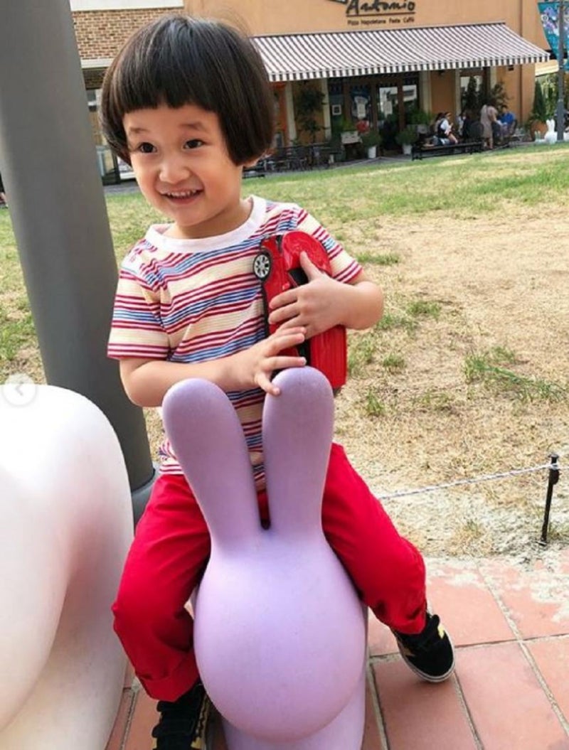 봉태규 아들 시하 군, 대한민국 대표 ‘사랑둥이’다워…토끼에 올라탄 토끼