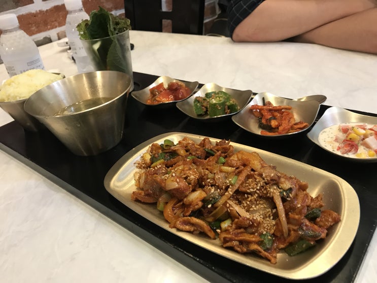  전포동카페거리에 있는 '갈곳이없다그래서제주도로'라는 제주음식 전문점을 털어봤습니다.