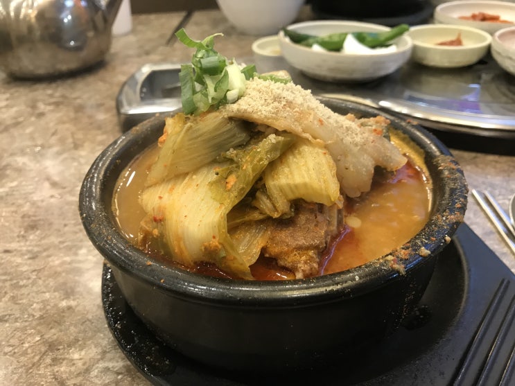  부산진구 서면 1번가에 있는 벌덕감자탕에서 뼈해장국을 털어봤습니다.