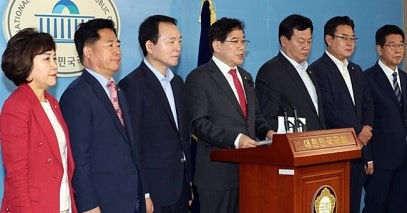  [조하연의 300자 논평] 초재선의 당협위원장 사퇴, 중진이 대답할 차례다